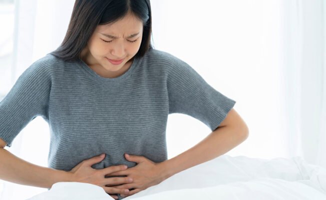 tinh dầu hoa hồng giúp điều hòa kinh nguyệt và giảm đau bụng kinh