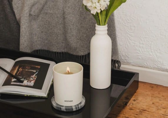 Đặt nến thơm tr&ecirc;n bề mặt chịu nhiệt