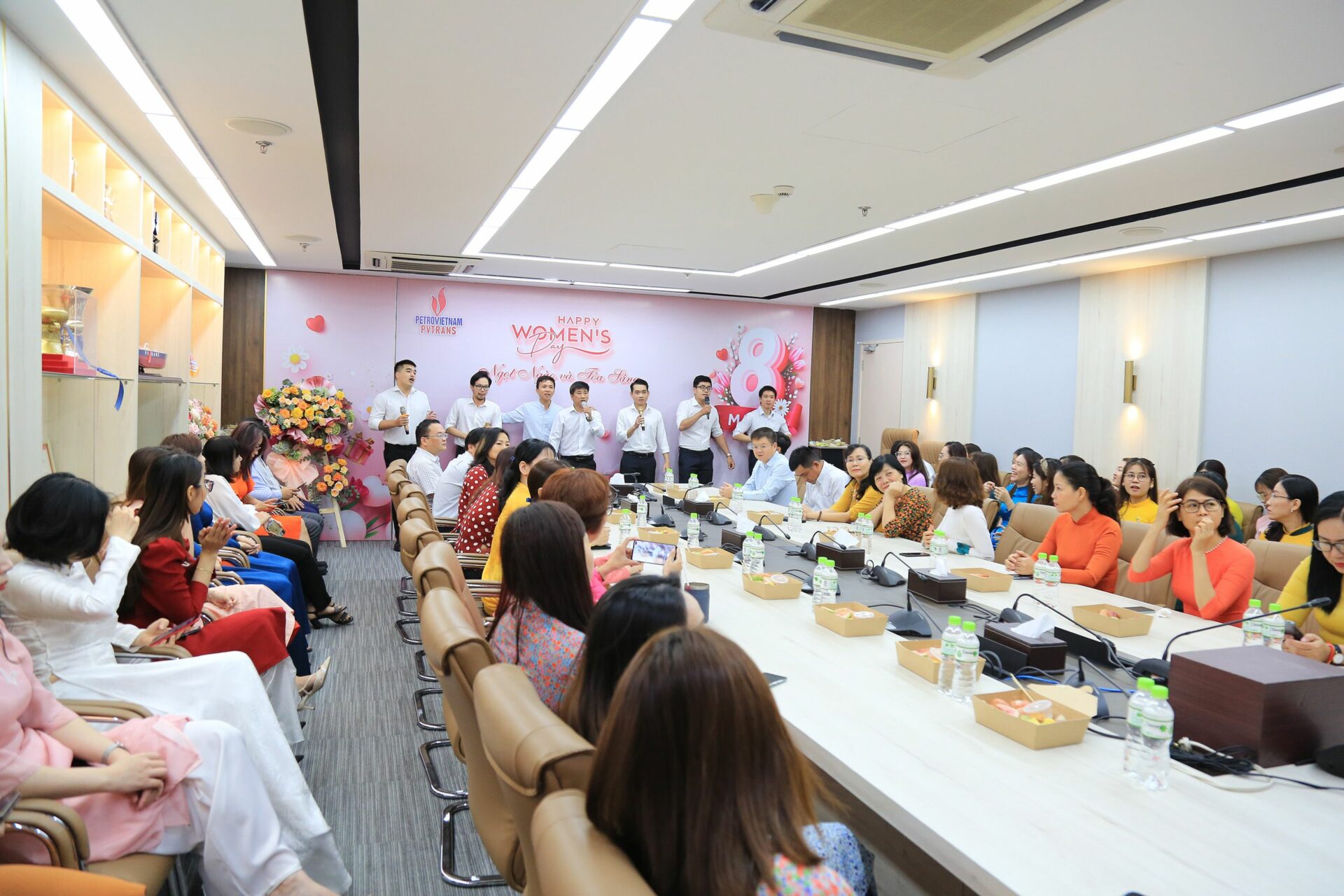 Phái nam thường tổ chức các hoạt động dành cho các bạn nữ nhân ngày quốc tế phụ nữ 8/3