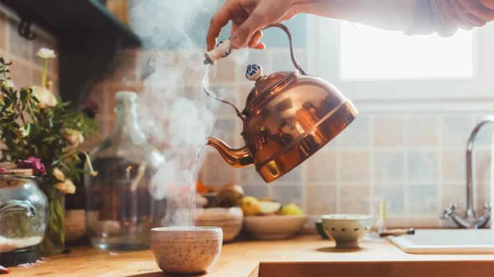 Sử dụng trà nóng giúp phòng thơm và ấm cúng 